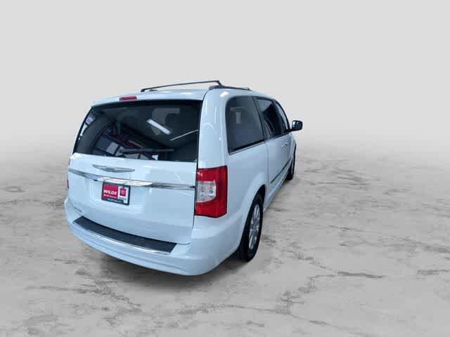 Thumbnail: 2015 Chrysler Town & Country - 10