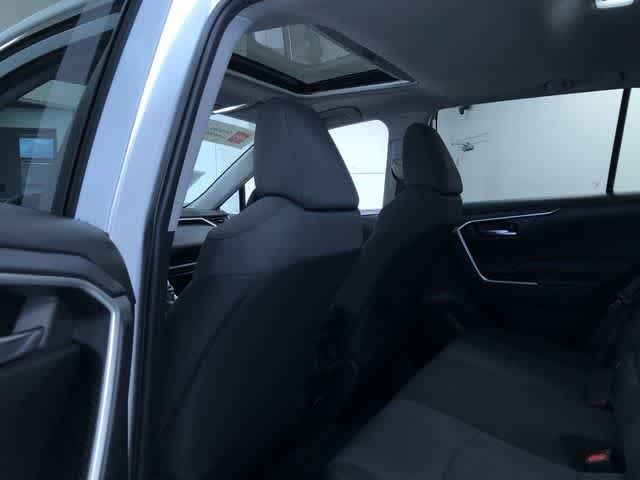 2025 Toyota RAV4 XLE - Photo 16