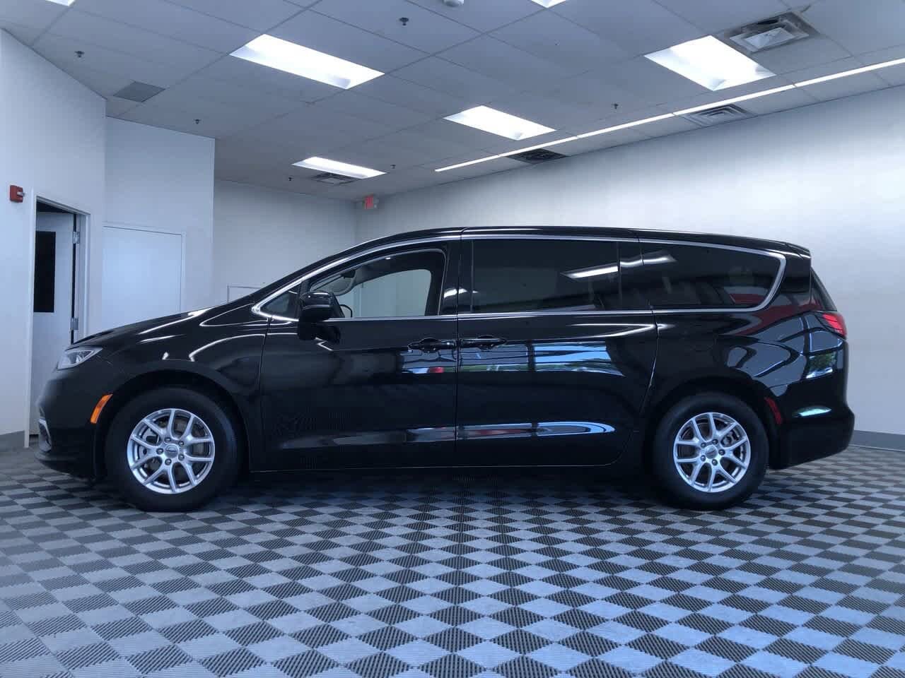 Thumbnail: 2024 Chrysler Pacifica - 11