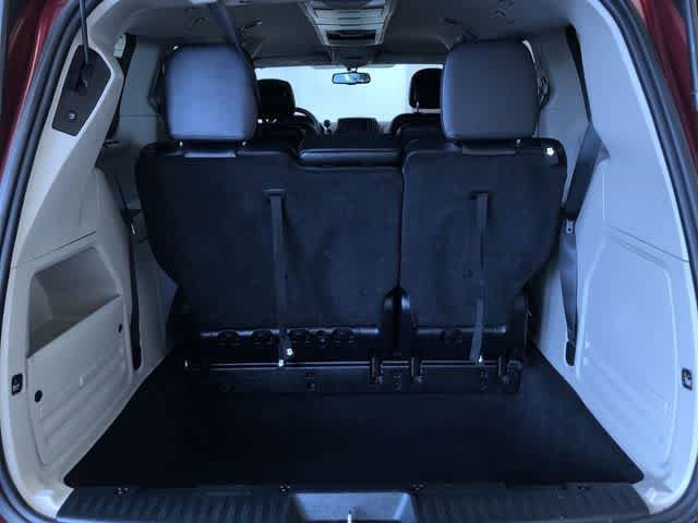 Thumbnail: 2015 Chrysler Town & Country - 31