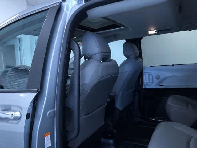 Thumbnail: 2025 Toyota Sienna - 19
