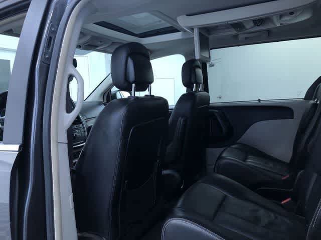 Thumbnail: 2015 Chrysler Town & Country - 18