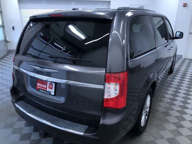 Thumbnail: 2015 Chrysler Town & Country - 34