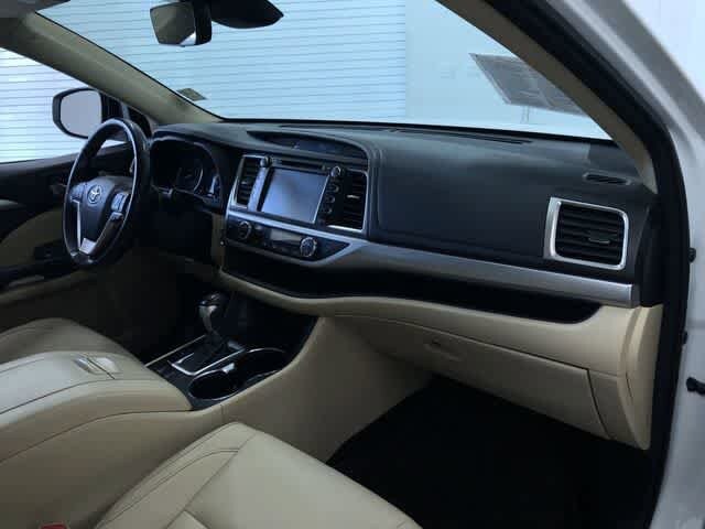 Thumbnail: 2017 Toyota Highlander - 25