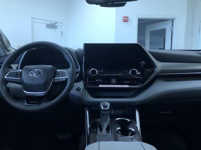 Thumbnail: 2025 Toyota Highlander - 12
