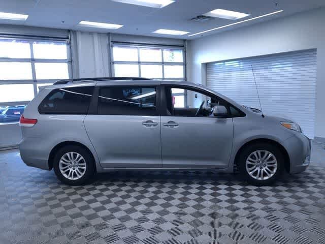 Thumbnail: 2014 Toyota Sienna - 40