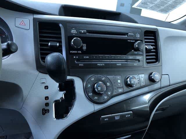 Thumbnail: 2011 Toyota Sienna - 29