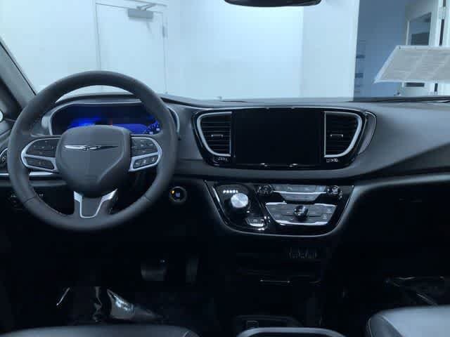 Thumbnail: 2025 Chrysler Pacifica - 18