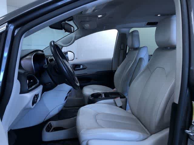 Thumbnail: 2017 Chrysler Pacifica - 18