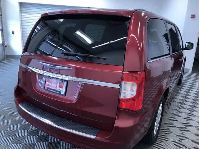 Thumbnail: 2015 Chrysler Town & Country - 34