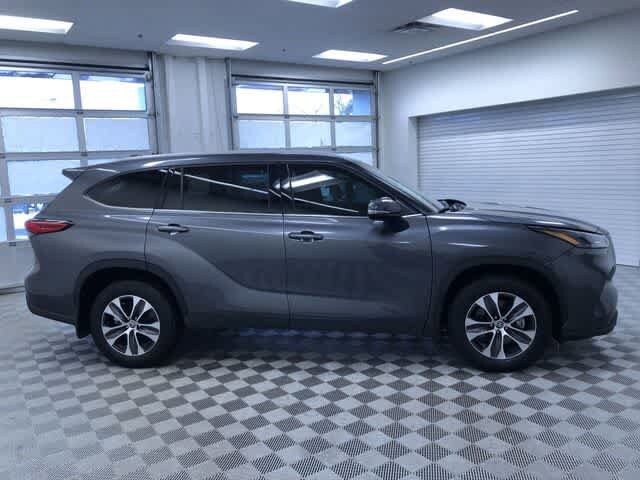Thumbnail: 2022 Toyota Highlander - 37
