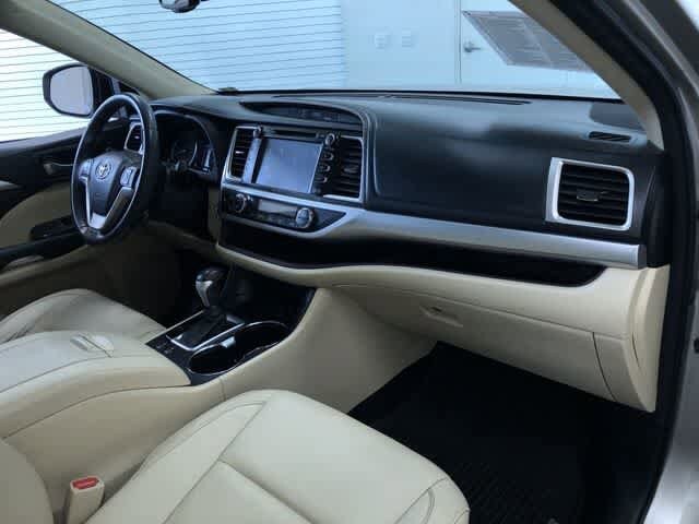 Thumbnail: 2015 Toyota Highlander - 22