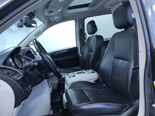 Thumbnail: 2015 Chrysler Town & Country - 17