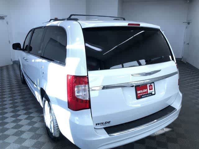 Thumbnail: 2015 Chrysler Town & Country - 13