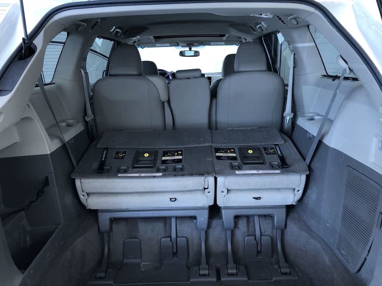 2015 Toyota Sienna XLE 32