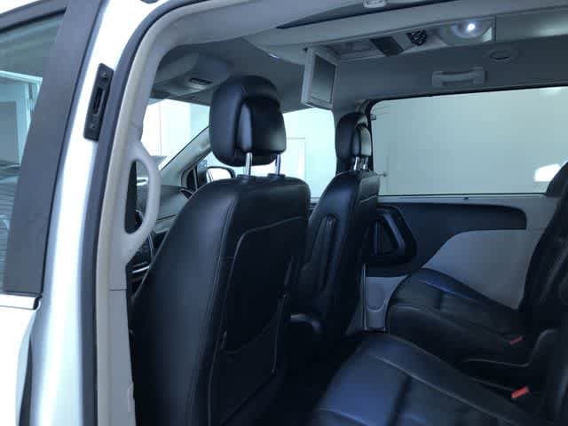 Thumbnail: 2015 Chrysler Town & Country - 18