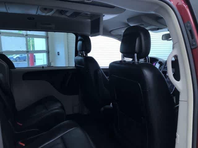 Thumbnail: 2015 Chrysler Town & Country - 22