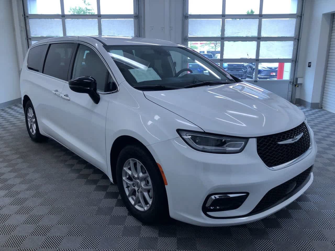 2024 Chrysler Pacifica Touring L 36