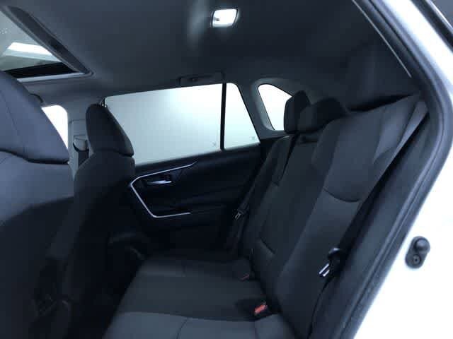 2025 Toyota RAV4 XLE - Photo 17