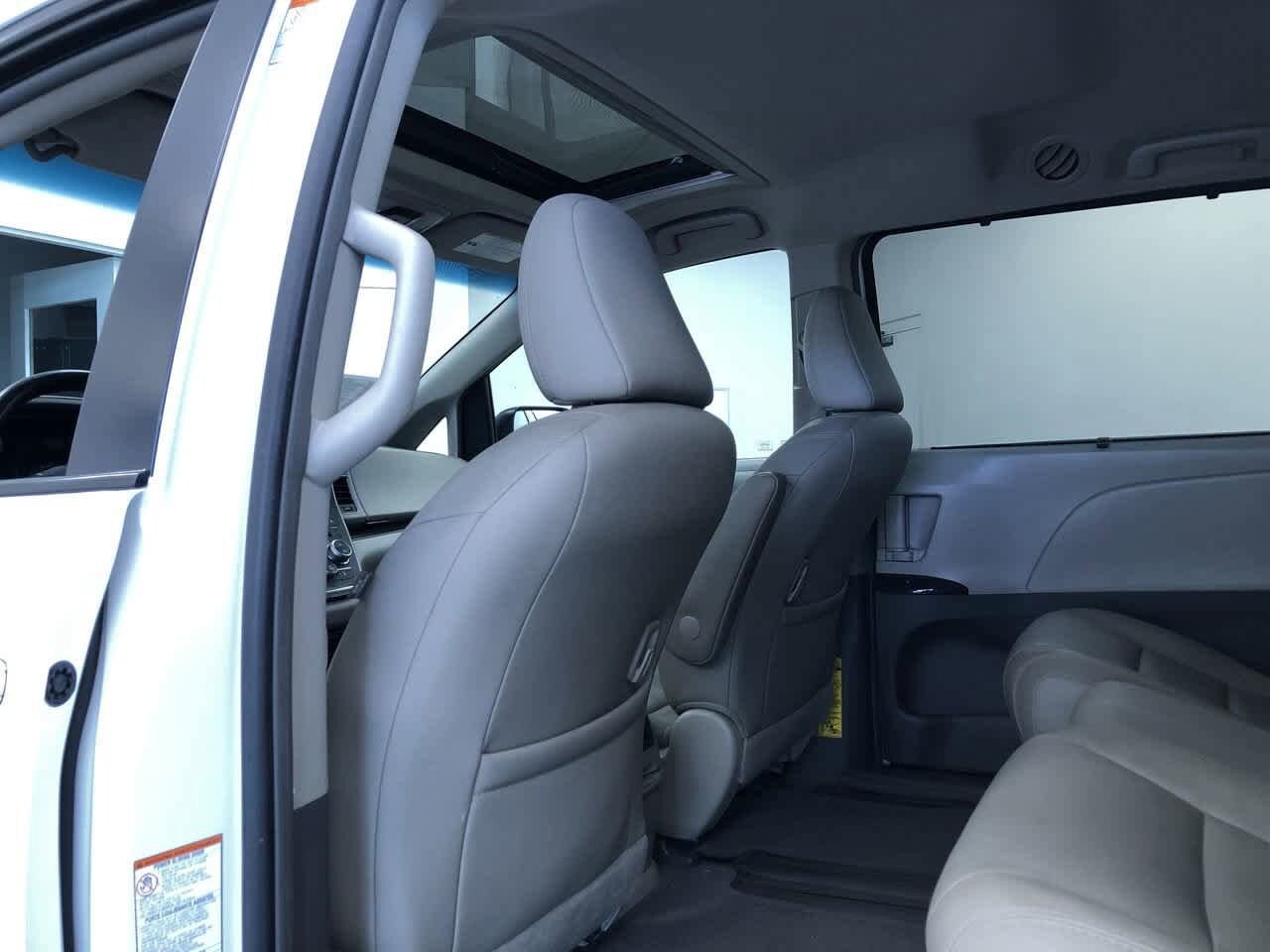 2015 Toyota Sienna XLE 19