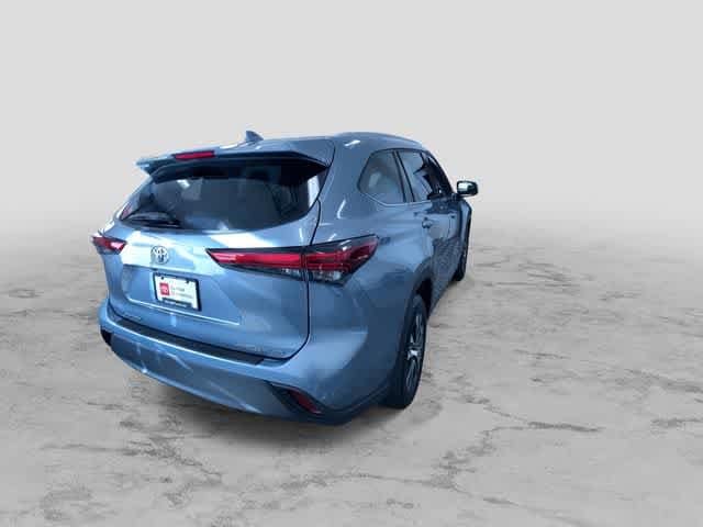 Thumbnail: 2022 Toyota Highlander - 9