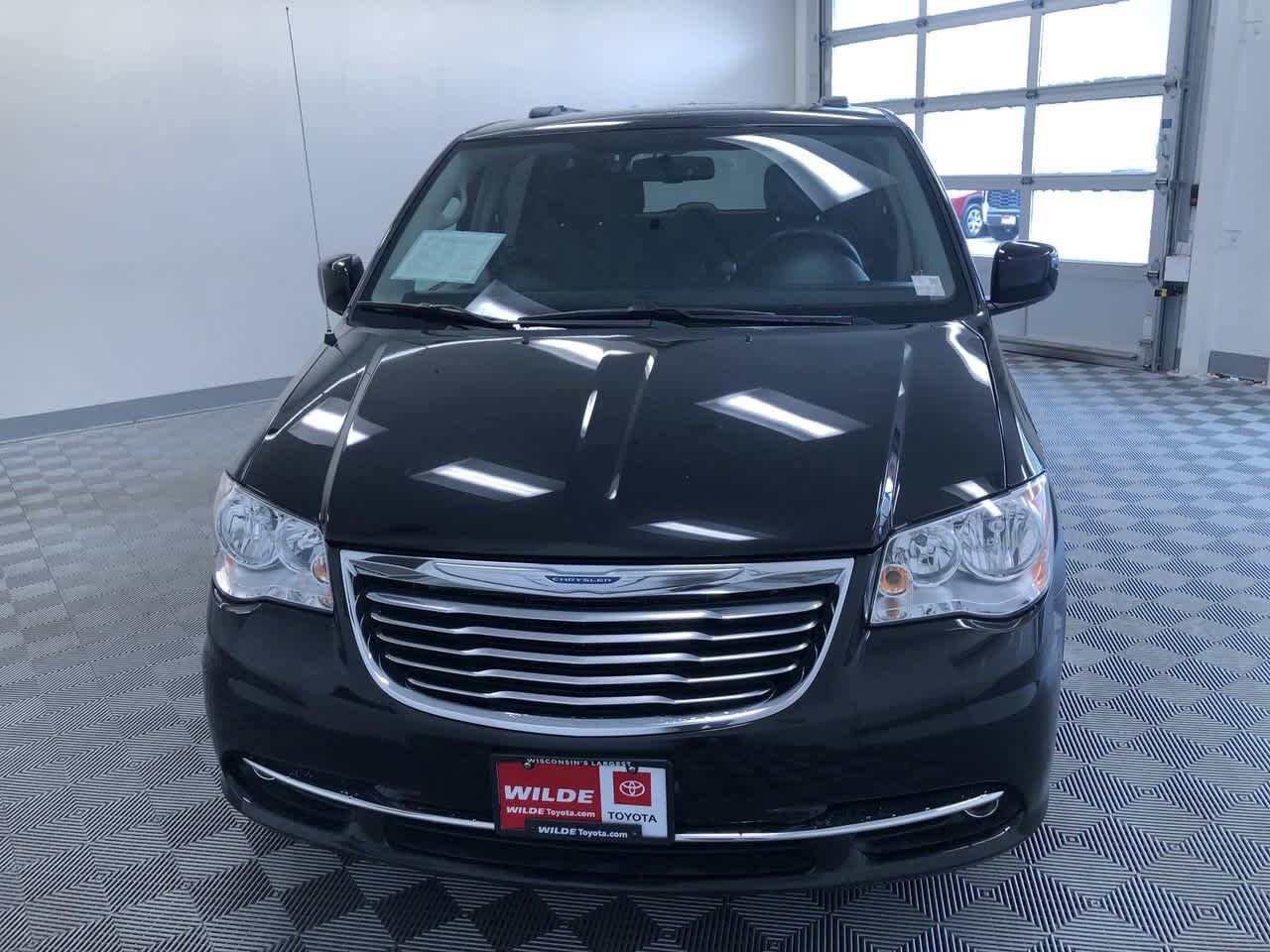 Thumbnail: 2015 Chrysler Town & Country - 14