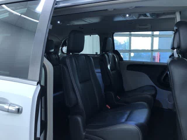Thumbnail: 2015 Chrysler Town & Country - 20