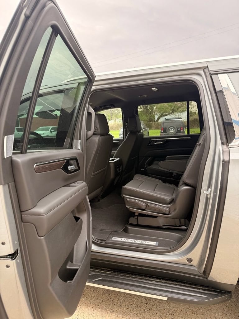 2026 Chevrolet Suburban LT - Photo 9