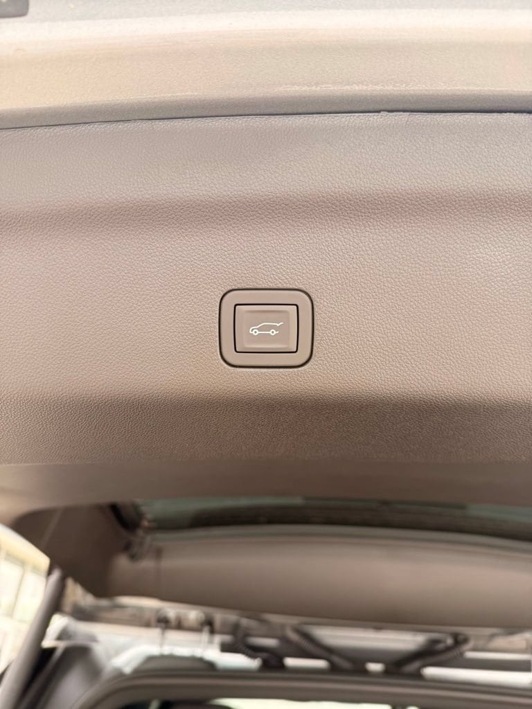 2026 Chevrolet Suburban LT - Photo 8