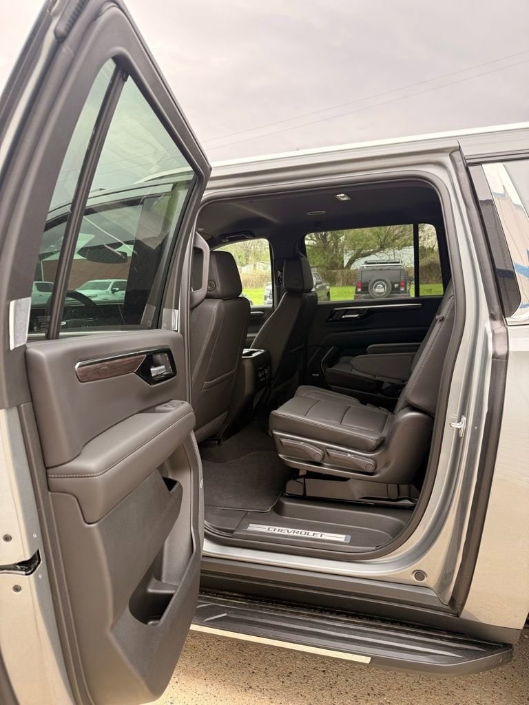 2026 Chevrolet Suburban LT - Photo 12