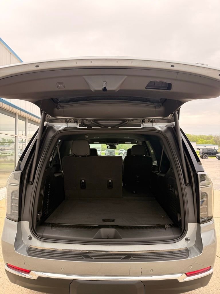 2026 Chevrolet Suburban LT - Photo 9