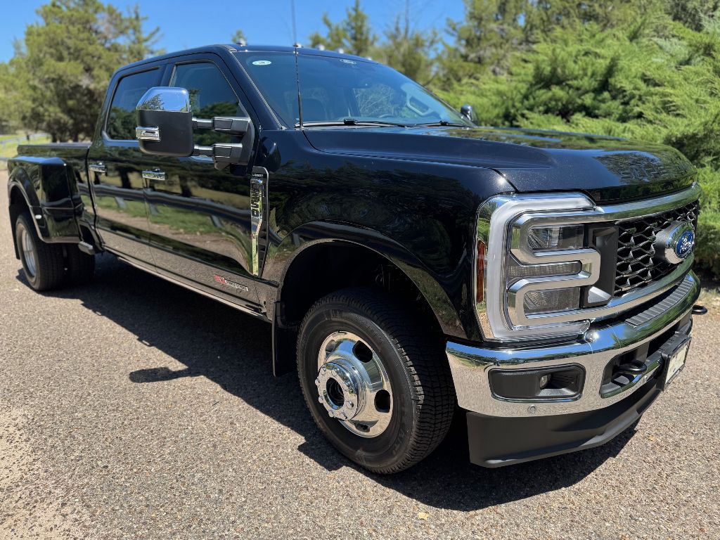 2025 Ford F-350 Lariat photo 3