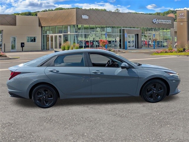 2021 Hyundai Elantra SEL photo 2