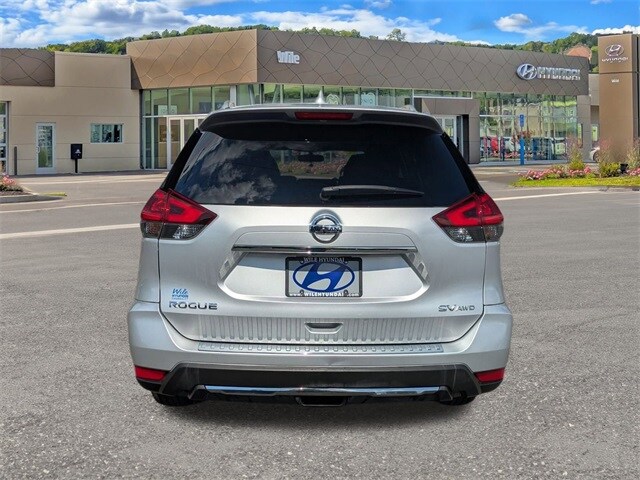 2018 Nissan Rogue SV photo 2