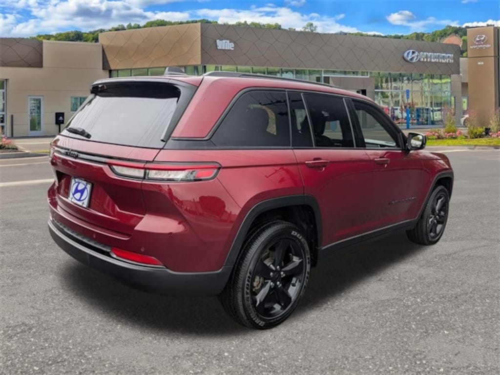 Used 2024 Jeep Grand Cherokee Laredo SUV