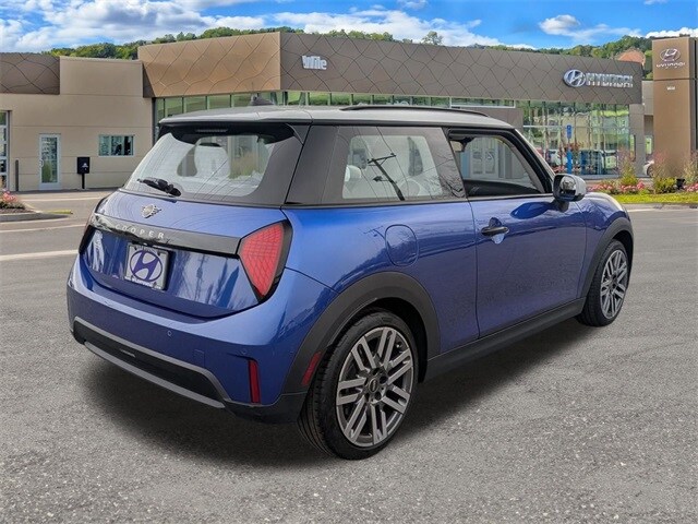 2025 Mini Cooper 2 Door Hardtop photo 2