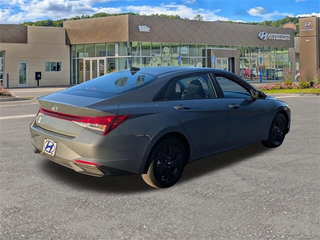 2023 Hyundai Elantra SEL photo 3