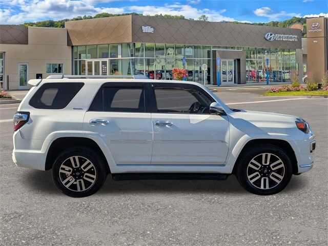 2022 Toyota 4Runner Limited photo 2
