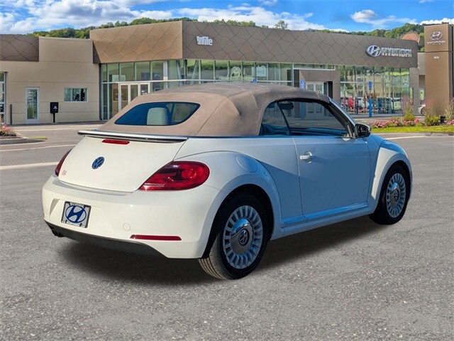 2013 Volkswagen Beetle 2.5L Convertible photo 3