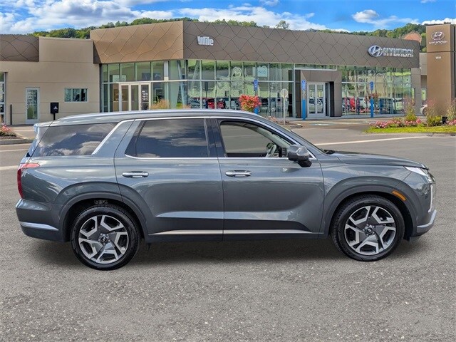2024 Hyundai Palisade Limited photo 2