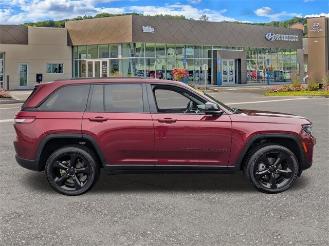 2024 Jeep Grand Cherokee Laredo Altitude X photo 2