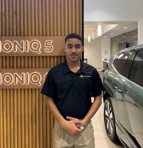 Staff member Yassin Kenna from ID_5e1210d55793