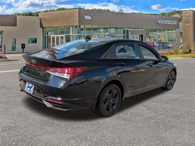 2022 Hyundai Elantra SEL photo 3