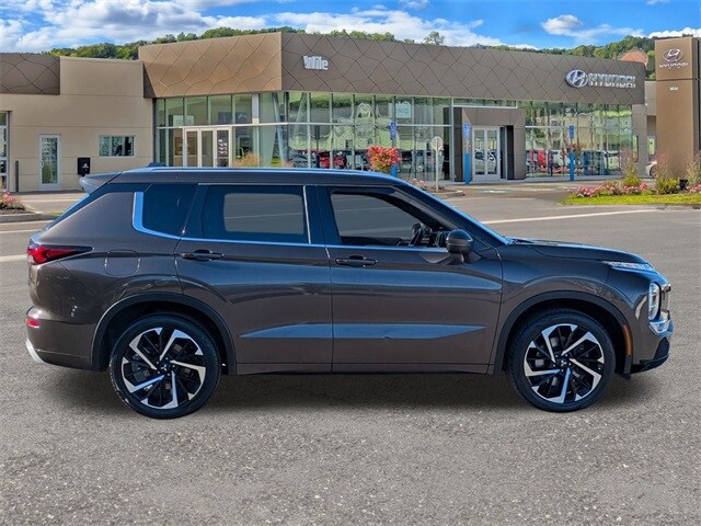 2022 Mitsubishi Outlander SEL photo 2