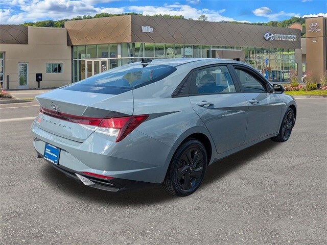 2021 Hyundai Elantra SEL photo 3