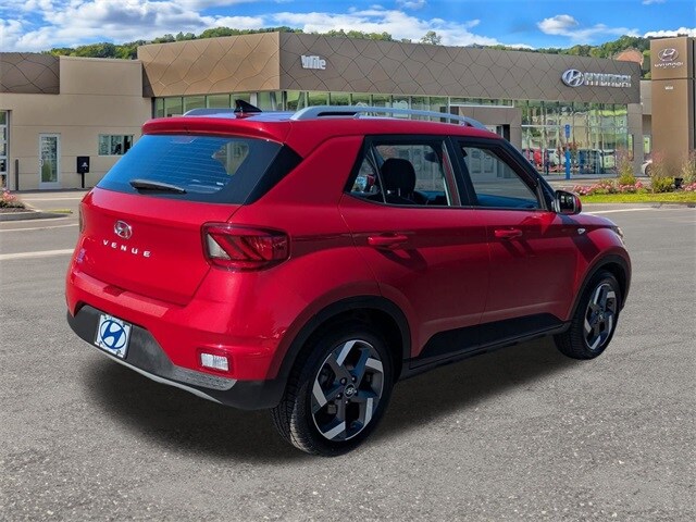 2022 Hyundai Venue SEL Limited photo 2