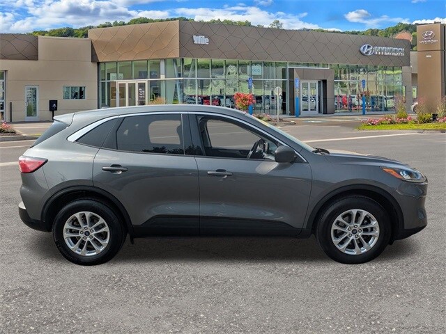 2022 Ford Escape SE photo 2