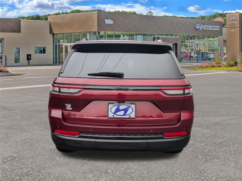 Used 2024 Jeep Grand Cherokee Laredo SUV