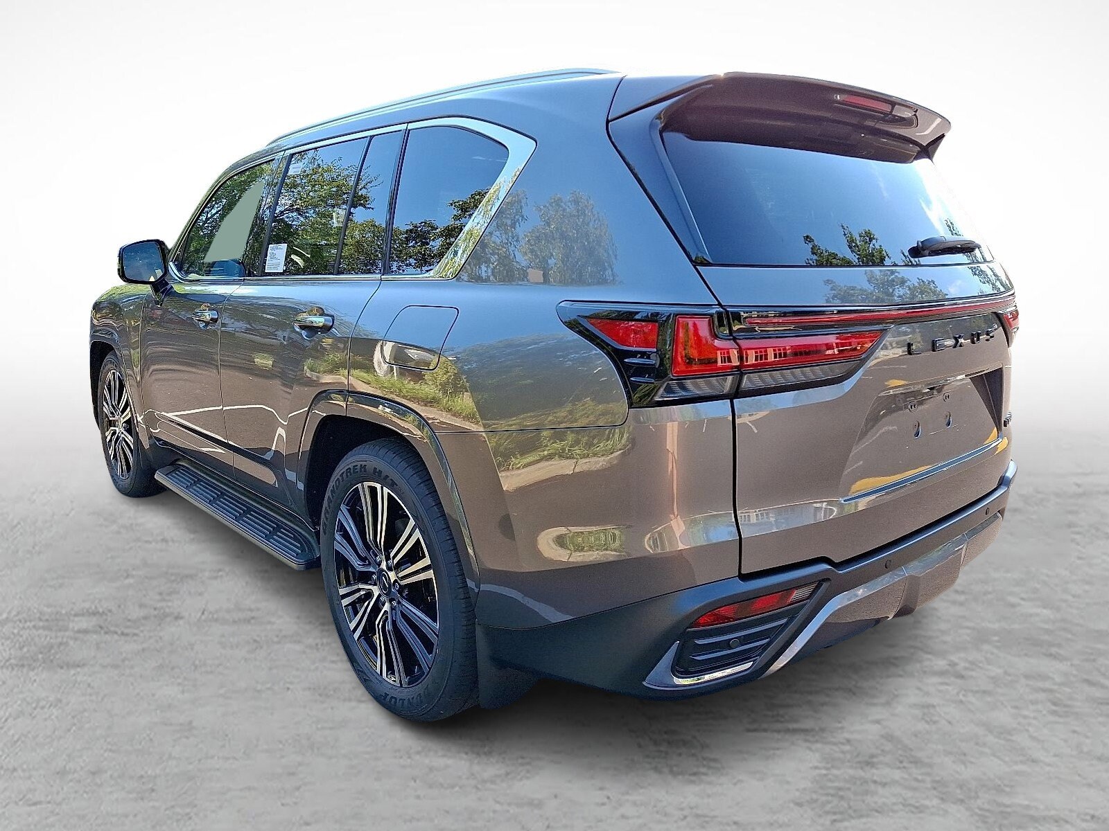 2025 Lexus LX 600 Luxury photo 3