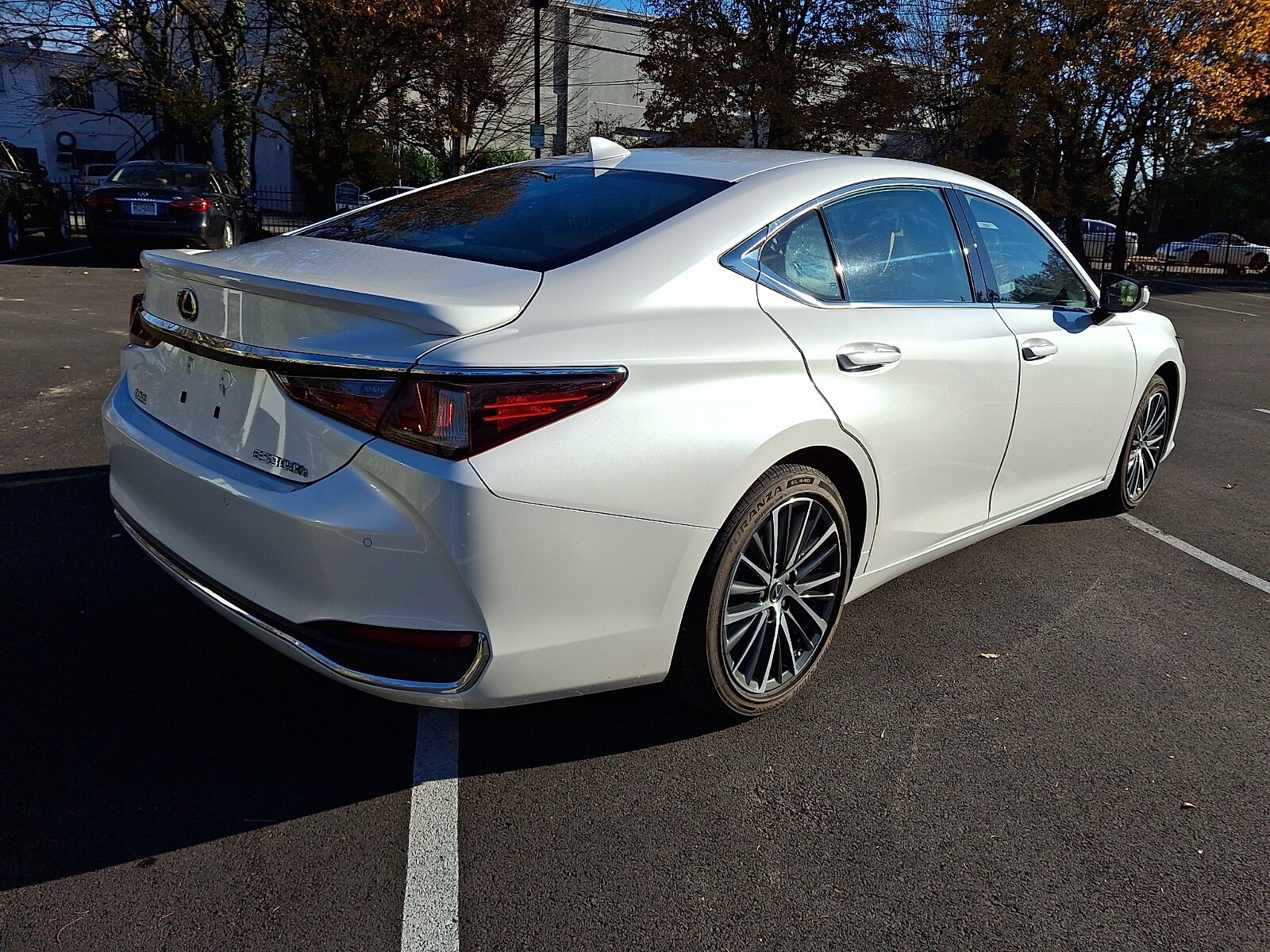 2023 Lexus ES 300h photo 4